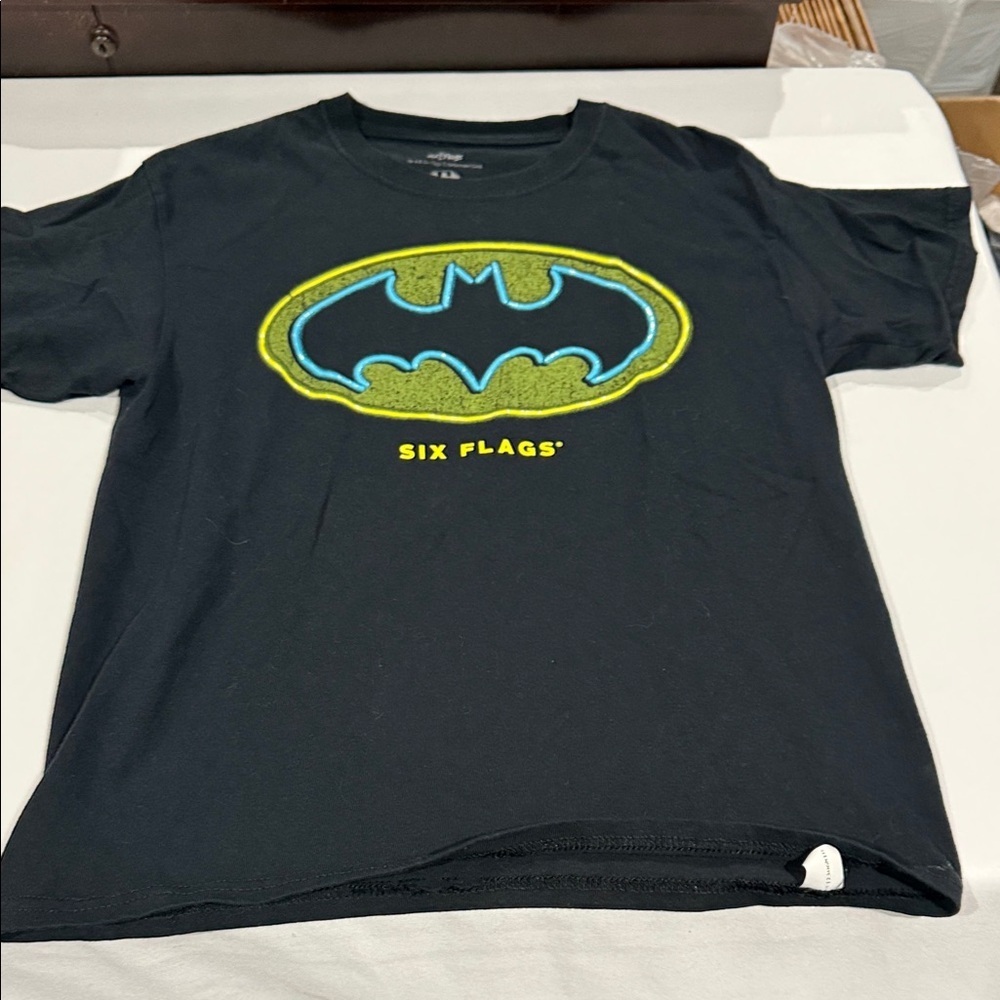 Kids Batman Logo Black T-Shirt. Six flags. Size youth Medium.